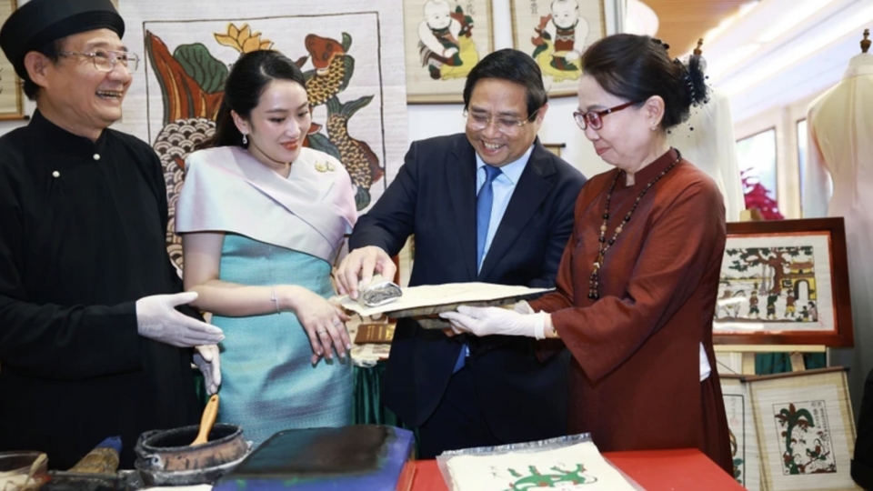 Vietnamese, Thai Prime Ministers contemplate handicraft products